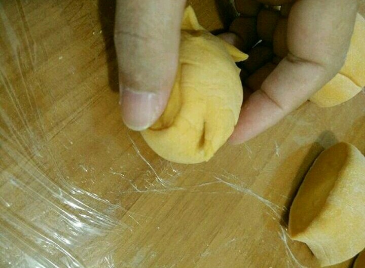 小兔子馒头,最后在后面剪一刀,做兔尾巴。