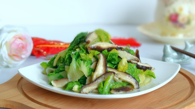 香菇炒青菜,用最简单便宜的材料,也能炒出美味的下饭菜。
