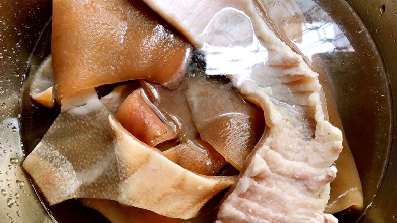 好滋味皮冻,倒入盆里,用冷水冲凉,浸泡5分钟