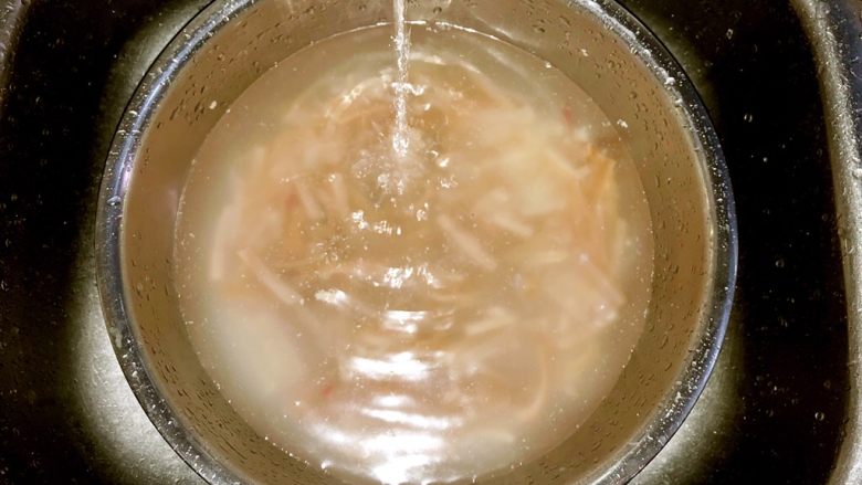 好滋味皮冻,弄好倒入盆里,用热水冲洗,多冲洗几次,直到面粉洗干净为止