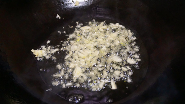 花甲豌豆,锅内倒适量油烧热至7成,下蒜米炒香