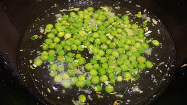 花甲豌豆,再倒入适量的清水或者鲜汤
叨叨叨:鲜汤肯定比清水好,可是家里没有了,就用清水替代了