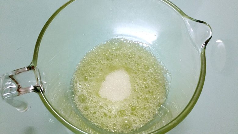 纸杯戚风蛋糕,加入白糖(白糖分三次加入),打发至硬性发泡