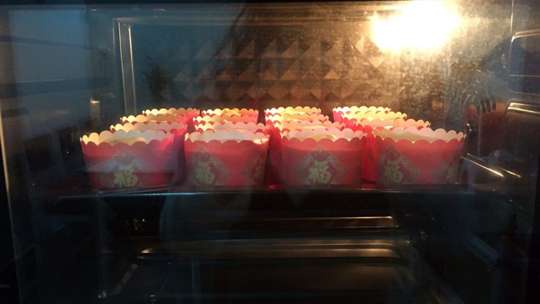 纸杯戚风蛋糕,放进预热好的烤箱,上下火175度,中层30分钟