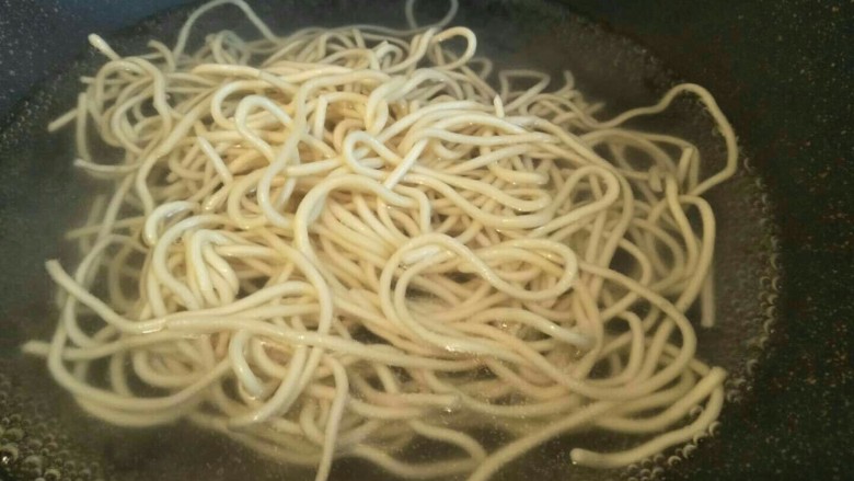 芽菜肉丝面,锅里水开,加少许盐,下碱面焯1分钟就可以捞出
