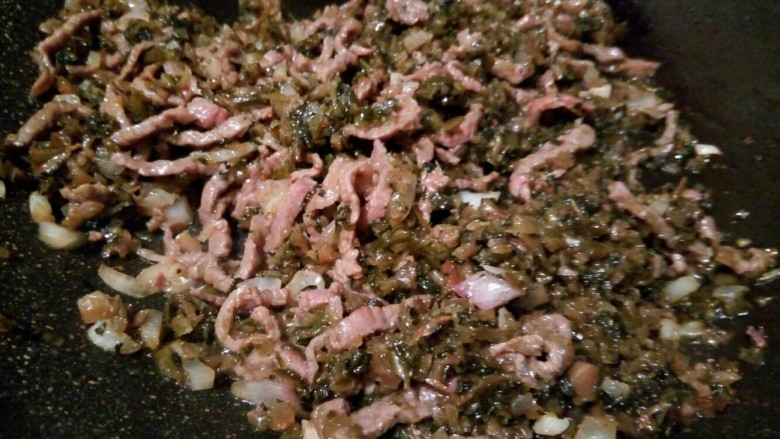 芽菜肉丝面,加芽菜翻炒,可以加少许白糖,味精,翻炒均匀
