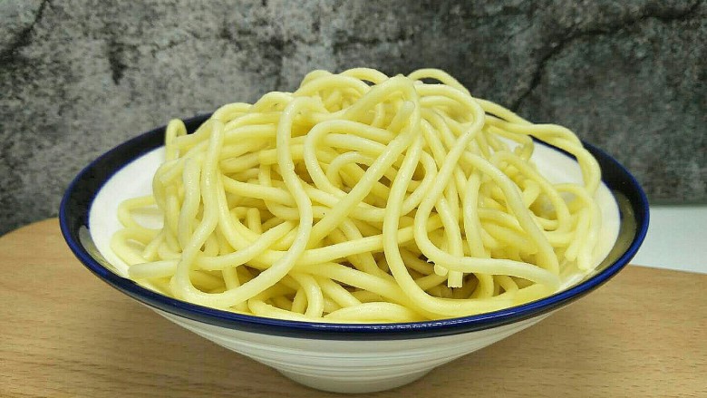 芽菜肉丝面,碱面150克(买的是现成煮熟的碱面)