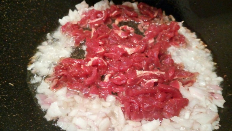 芽菜肉丝面,锅里放油,炒香洋葱末再放牛肉丝