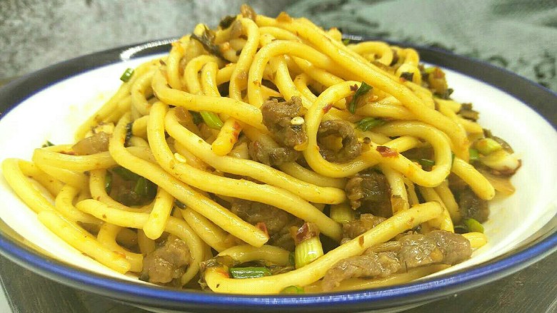 芽菜肉丝面,拌均匀就可以吃了!
