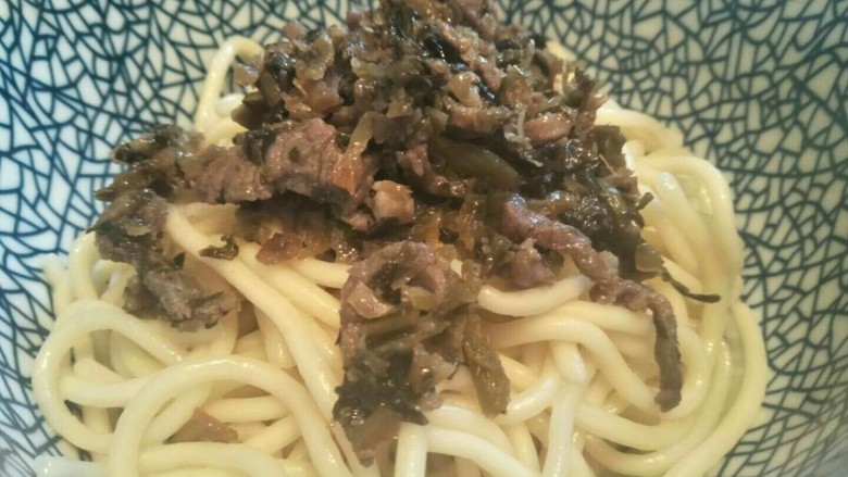 芽菜肉丝面,放上碱面,炒好的肉丝芽菜