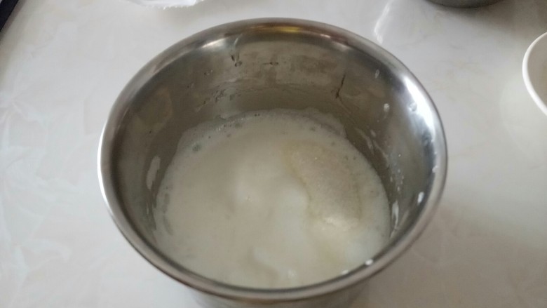 无油瘦身手指饼干,打到比较细腻状态，加入1/3白糖。