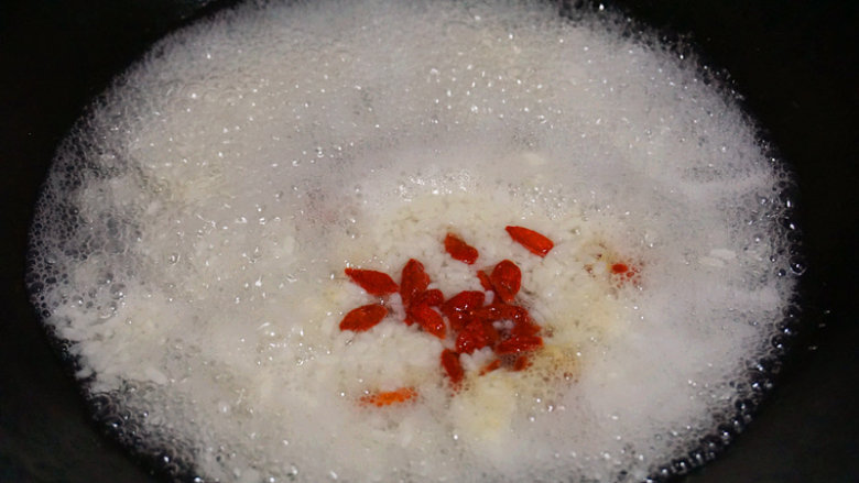 南瓜酒酿圆子,水沸后,将<a style='color:red;display:inline-block;' href='/shicai/ 673'>枸杞</a>倒入锅中