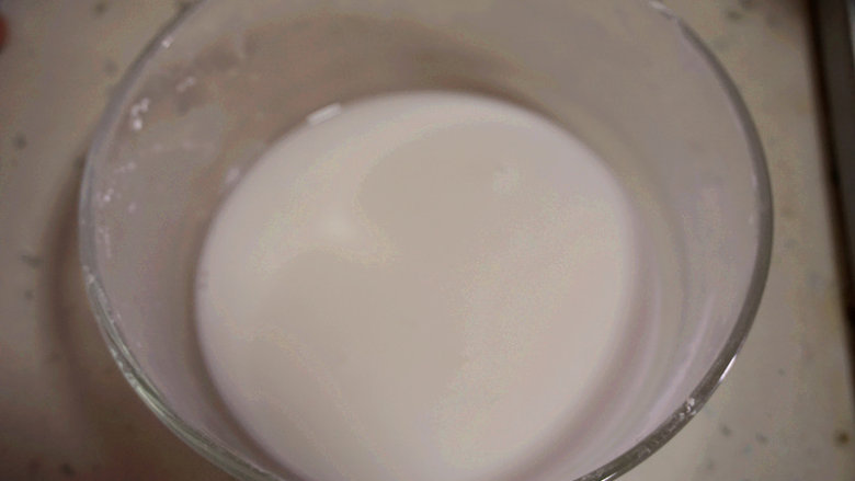 南瓜酒酿圆子,最后留一小块糯米粉团倒入适量清水调匀成水淀粉勾芡
叨叨叨:勾芡不可太稀,也不可太干,实在不好掌握,就试探性的增加