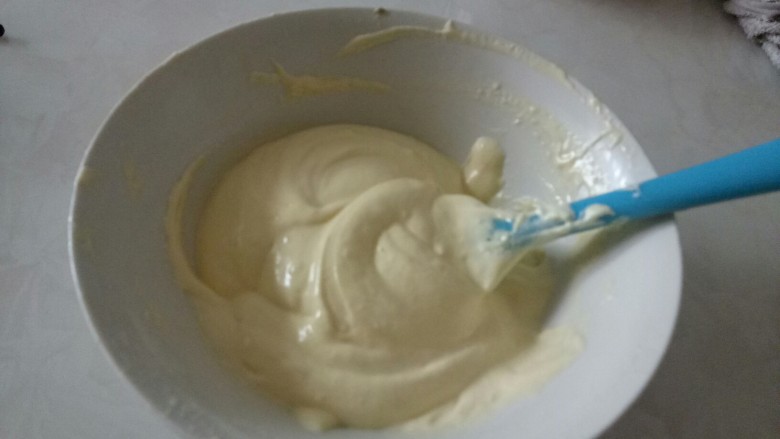 无油瘦身手指饼干,用翻拌手法搅拌均匀。