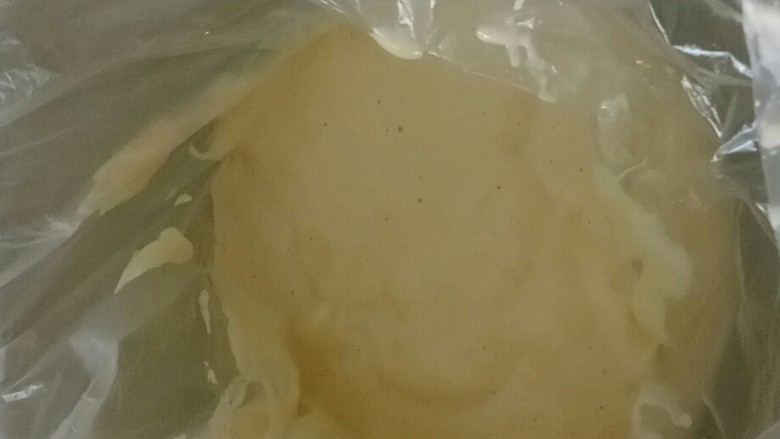 无油瘦身手指饼干,裱花嘴放下面，把面糊倒入超市的一次性塑料袋中。