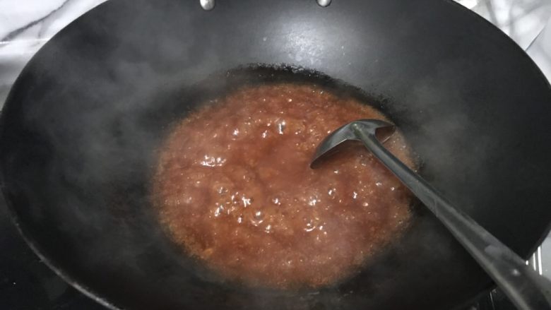 下饭神器脆皮茄子,锅中放入适量清水加入汁料搅拌均匀,勾淀粉。