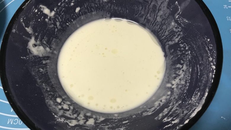 下饭神器脆皮茄子,静止好的面糊里放半勺食用油,搅拌均匀。