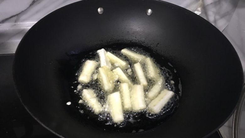 下饭神器脆皮茄子,炒锅放油,油温五成热下锅。