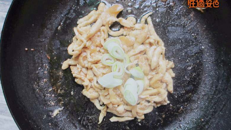 家常三色鸡丝,热锅冷油加入生姜,葱和大蒜煸炒出香味,加入鸡丝翻炒到变色