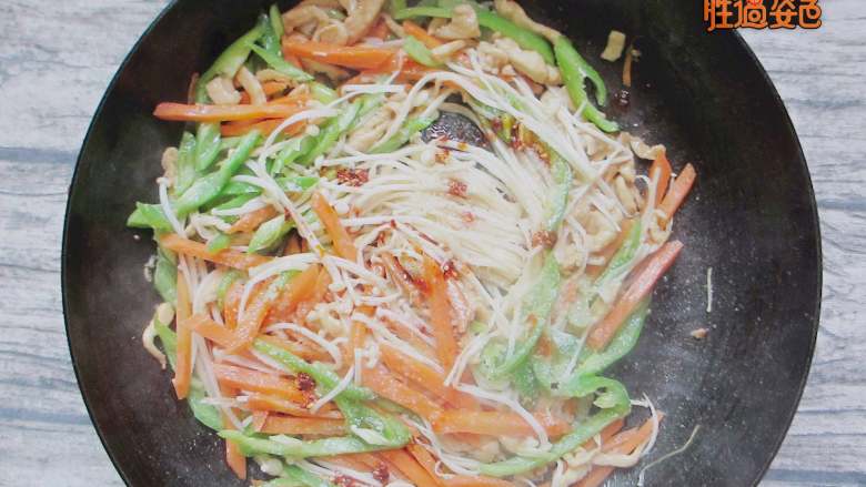 家常三色鸡丝,加少许味极鲜,糖,盐调味,大火翻炒均匀即可出锅
