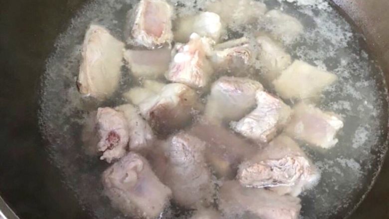 高压锅版~莲藕胡萝卜炖排骨,锅里放入适量水烧开,放入洗净的排骨焯水