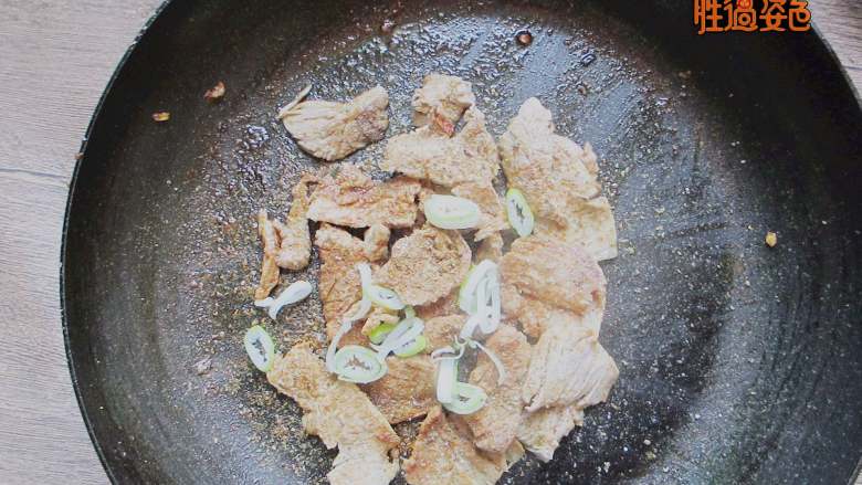 香辣猪肉干,锅内放入1勺油,放入葱姜爆香,加肉片大火翻炒,加入酱油调味上色,差不多这样就行了,要把肉片的水分炸干,不要怕柴,这样才香