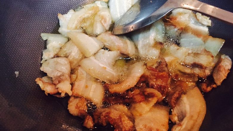 回锅肉,煸至肉稍稍变干,将肉片拨在一旁,