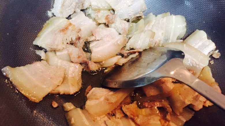 回锅肉,锅中倒少许油烧热后,放入肉片,小火煸炒,将油煸出,小心别被溅出的油烫到