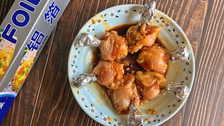 香烤鸡翅根,用锡纸包住鸡翅根的头部。以免被烤糊烤黑,影响品相。