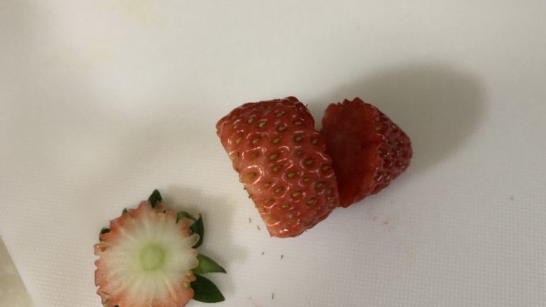 圣诞蛋糕,挑选个头差不多的草莓,切开
