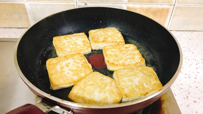 豆腐的形成,趁鲜,赶紧煎个豆腐块吃。平底锅放适量油,豆腐切块,煎至两面金黄,出锅