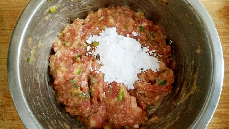 酸菜丸子粉丝煲,用筷子顺时针搅拌均匀,可根据需要适量加入2克淀粉。