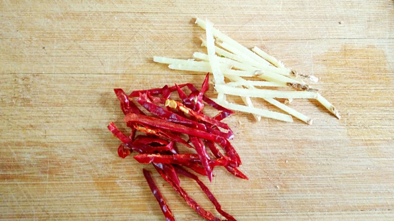 酸菜丸子粉丝煲,<a style='color:red;display:inline-block;' href='/shicai/ 86474'>干辣椒</a>,姜切丝备用。