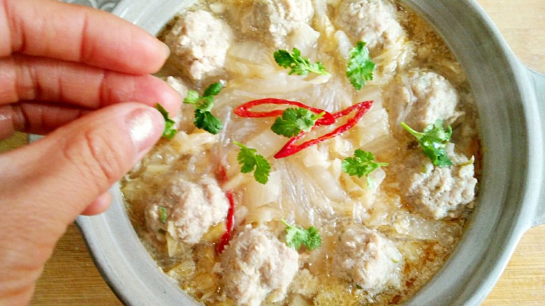 酸菜丸子粉丝煲,略煮1-2分钟后,撒上香菜末即可。