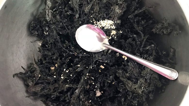 自制美味小零食 香酥海苔,加入1克精盐,调匀