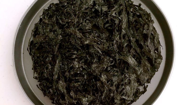 自制美味小零食 香酥海苔,取出薄薄的一片紫菜,放入盘中