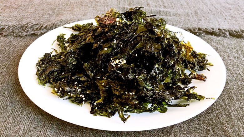 自制美味小零食 香酥海苔,香酥海苔也可以用来拌饭,香酥海苔很容易受潮,所以要用密封容器保存