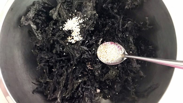 自制美味小零食 香酥海苔,加入2勺白芝麻