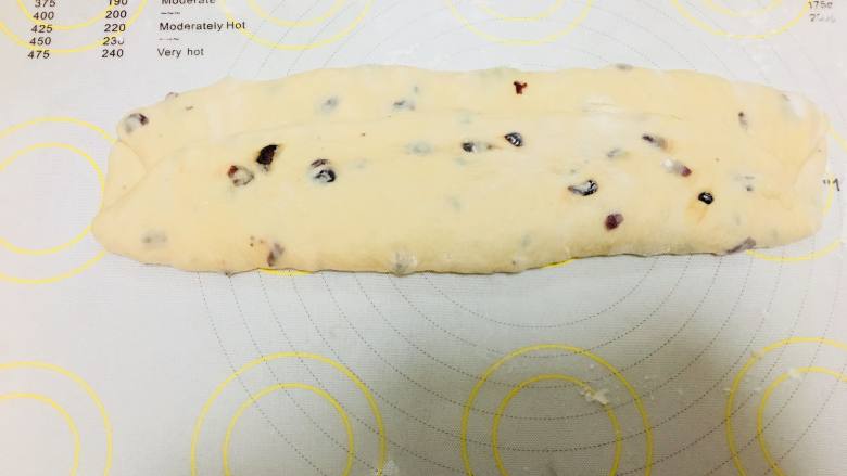 蔓越莓奶酪夹心软欧圈,下端面团向上折叠,边折边拍扁