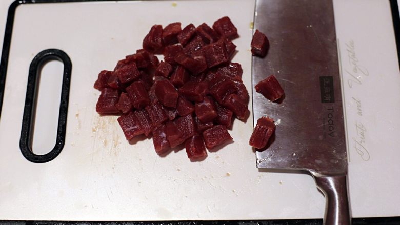 杏鲍菇黑椒牛肉粒,<a style='color:red;display:inline-block;' href='/shicai/ 7036'>牛里脊肉</a>洗净后先用肉锤打松再按垂直纹路下刀切小块