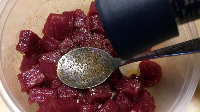 杏鲍菇黑椒牛肉粒,现磨些许<a style='color:red;display:inline-block;' href='/shicai/ 134340'>黑胡椒粉</a>,抓匀腌制30分钟。