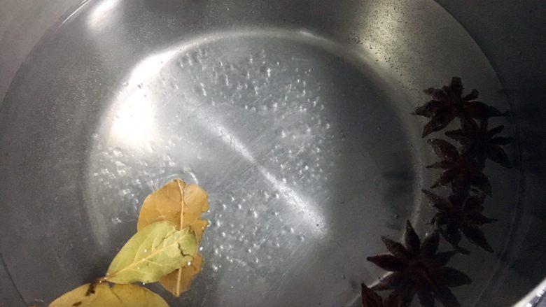 茉莉花茶的妙用 茶叶蛋,另外起锅,锅里的水煮开后放入<a style='color:red;display:inline-block;' href='/shicai/ 741'>香叶</a>和八角。
