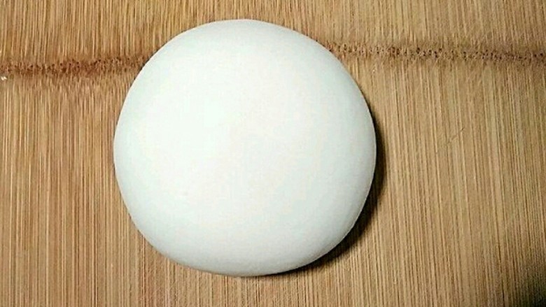 朴素的混汤手擀面,将面揉成光滑面团,盖保鲜膜醒20分钟。
