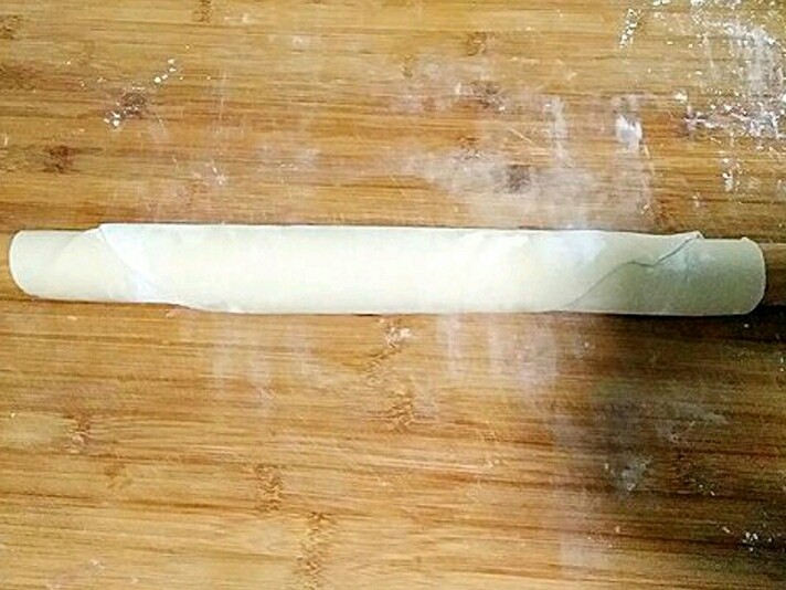 朴素的混汤手擀面,卷在擀面杖上继续擀薄。