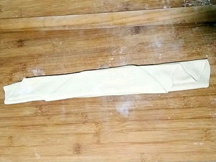朴素的混汤手擀面,再多撒些淀粉,防粘。然后像手工折纸折扇子那样折起来。