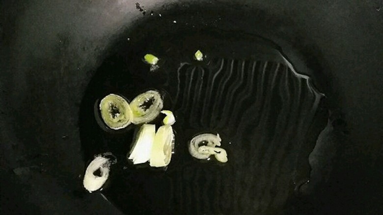 朴素的混汤手擀面,锅中少量油烧热,放入葱花爆香。