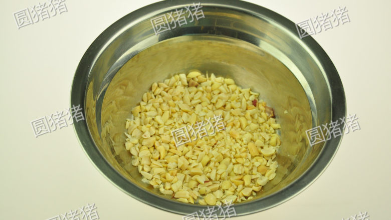浓香花生酥饼,将新鲜花生在烤箱中用150度烤10分钟,放凉后去皮切成黄豆大小的碎块。
