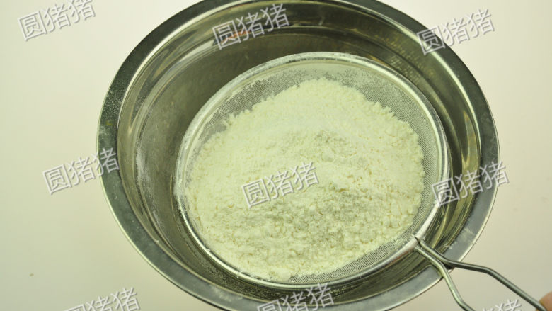 浓香花生酥饼,<a style='color:red;display:inline-block;' href='/shicai/ 548'>低筋面粉</a>+小苏打粉在盆内用手执打蛋器搅匀,用面粉筛过筛在大盆内备用。