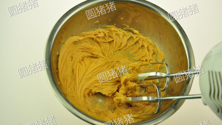 浓香花生酥饼,将花生酱和软化<a style='color:red;display:inline-block;' href='/shicai/ 887'>黄油</a>混合,用电动打蛋器先低速再中速搅匀。