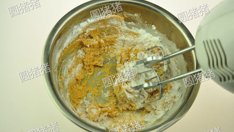 浓香花生酥饼,加入糖粉先不开启打蛋器,手动搅拌几下,让糖粉和油混合。